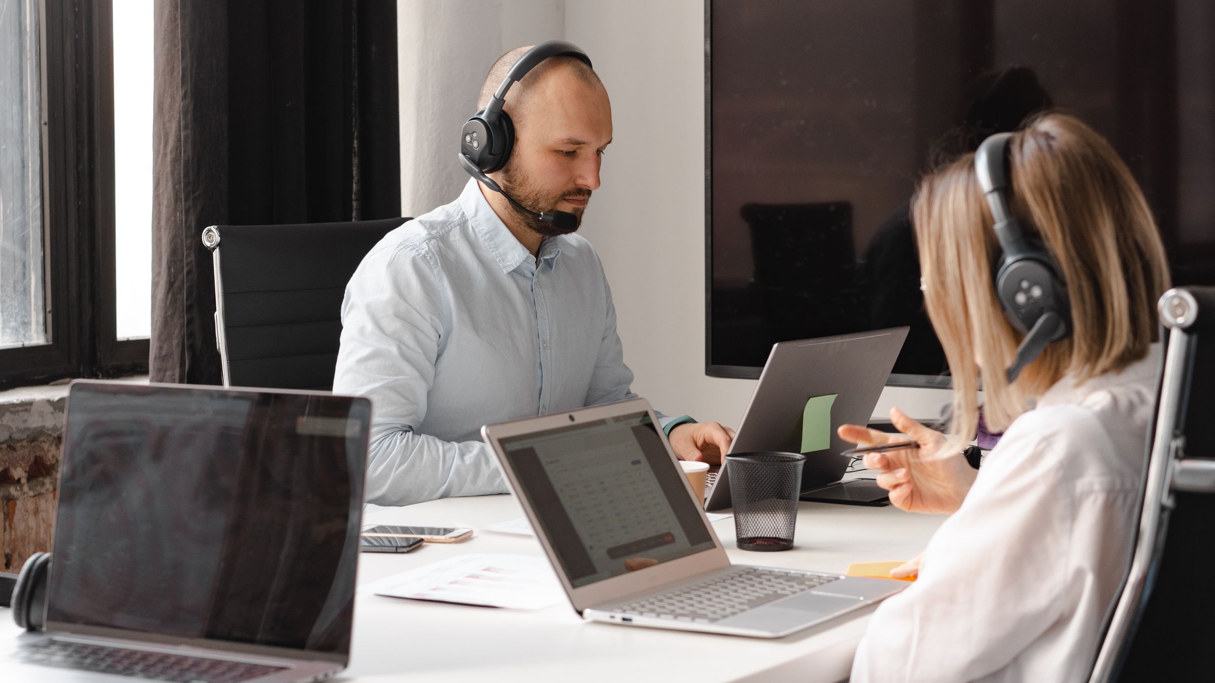 Live Chat vs Phone Support: Pros and Cons